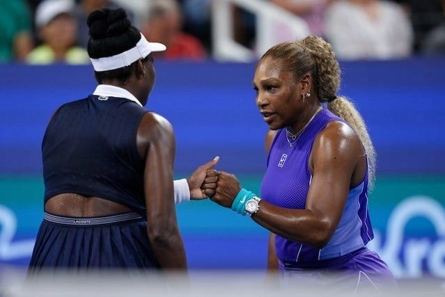 Serena Williams (phải) và Venus Williams đập tay mừng điểm trong trận đôi gặp Marta Kostyuk - Peyton Stearns tại Cincinnati Mở rộng, Trung tâm Quần vợt Lindner Family, Mason, Ohio, Mỹ ngày 17/8/2026. Ảnh: Reuters