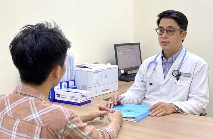 Bác sĩ Linh khám cho người bệnh. Ảnh: Bệnh viện Đa khoa Tâm Anh