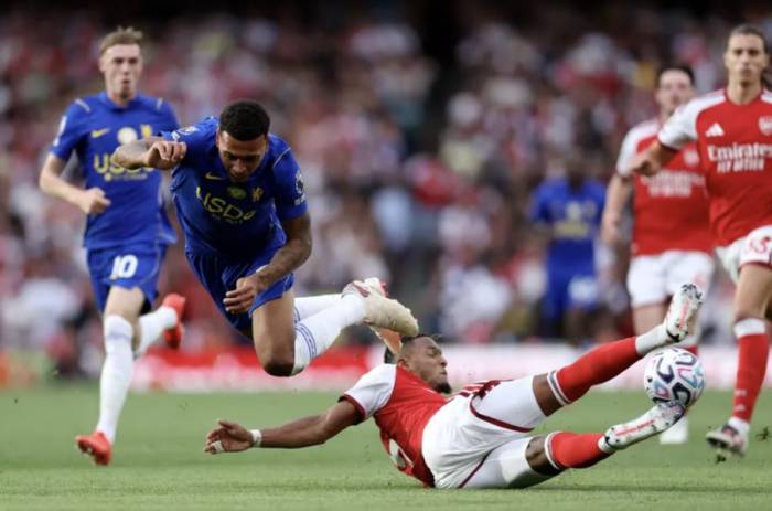Ezri Konsa tắc bóng giành quyền kiểm soát từ Morgan Rogers. Ảnh: Arsenal FC