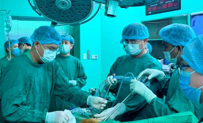 Bác sĩ Bệnh viện Bình Dân đến phẫu thuật tại Bệnh viện Đa khoa Bà Rịa. Ảnh: Bệnh viện cung cấp