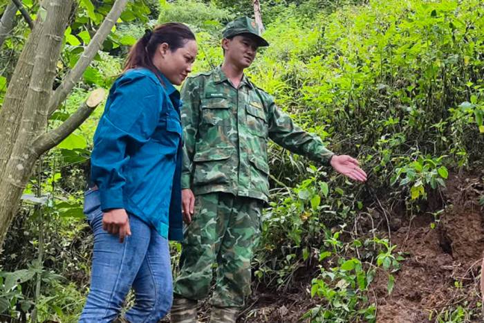 Lực lượng biên phòng cùng người dân khảo sát khu vực có nhiều vết nứt lớn. Ảnh: Phúc Trường