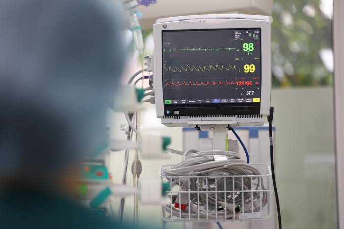 Bác sĩ chăm sóc bệnh nhân trong phòng hồi sức tích cực. Ảnh: Quỳnh Trần