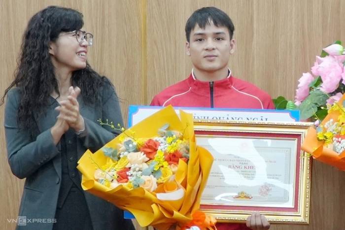 Võ sĩ Đinh Văn Tâm nhận bằng khen của tỉnh Quảng Ngãi sau thành tích HCB môn wushu tại ASIAD 20. Ảnh: Phạm Linh