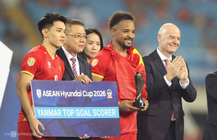 Ông Infantino tham gia trao giải thưởng sau khi Việt Nam vô địch ASEAN Cup 2026 trên sân Mỹ Đình, Hà Nội tối 26/8. Ảnh: Đức Đồng