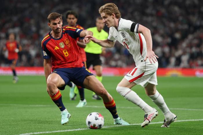 Anthony Gordon đi bóng trong trận Anh thua Tây Ban Nha 2-3 ở lượt đầu bảng 3 Nations League A, tại London, Anh ngày 26/9. Ảnh: AP