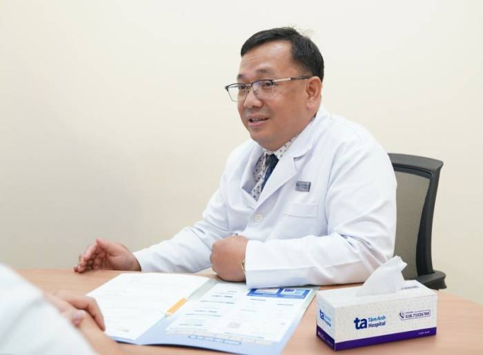 BS.CKII Hồ Tấn Thông tư vấn chế độ ăn cho người bệnh khám tại Đơn vị Nội thận - Lọc máu. Ảnh minh họa: Bệnh viện Đa khoa Tâm Anh