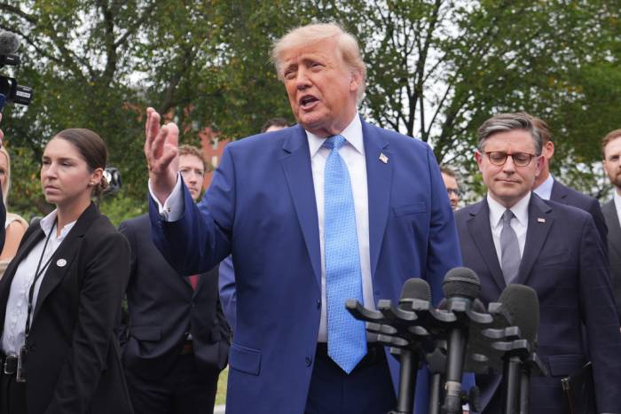 Tổng thống Mỹ Donald Trump phát biểu bên ngoài Nhà Trắng ngày 29/9. Ảnh: AP