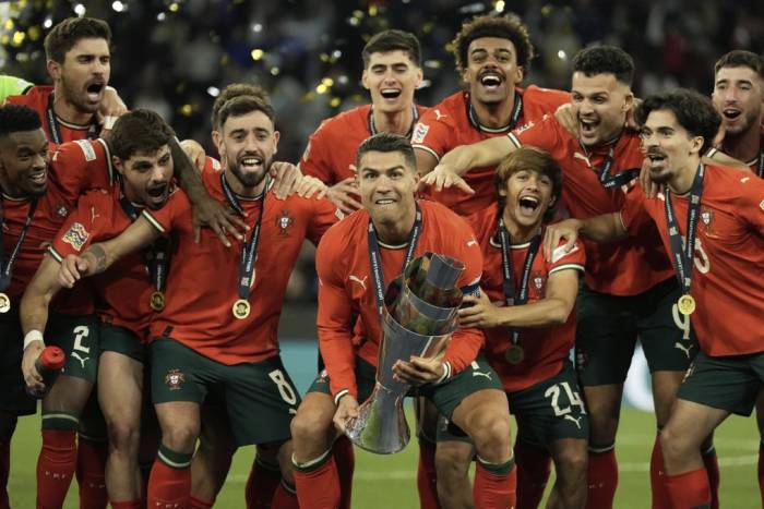Cristiano Ronaldo cùng các cầu thủ Bồ Đào Nha ăn mừng chức vô địch UEFA Nations League tại Allianz Arena, Munich, Đức ngày 9/6/2026. Ảnh: AP