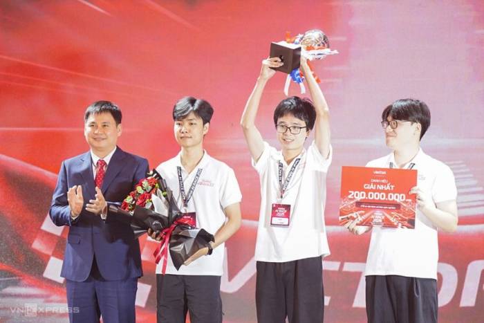 Ông Cao Anh Sơn, Phó tổng Giám đốc Tập đoàn Viettel trao giải nhất cho nhóm đề tài Tối ưu hóa tốc độ suy luận của mô hình ngôn ngữ lớn. Ảnh: Nguyễn Đông