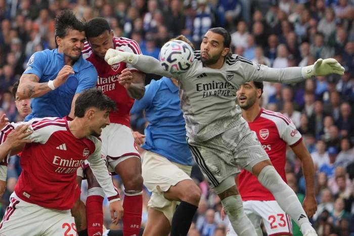 Thủ môn David Raya của Arsenal không cản được bóng trong trận gặp Brighton tại Ngoại hạng Anh ở Brighton, Anh, ngày 19/9/2026. Ảnh: AP