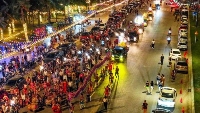 Đội lân rồng, các vũ công cùng các xe hoạt náo tối Trung thu năm 2025. Ảnh: Ánh Dương