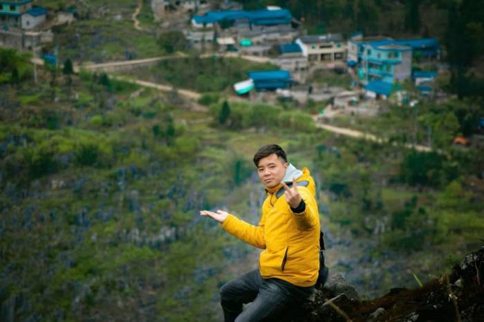 Nguyễn Thuật chụp ảnh kỷ niệm nhân chuyến làm xe ôm chở khách đầu tiên khi về Hà Giang, năm 2023. Ảnh chụp tại làng Lao Xa, thung lũng Sủng Là. Ảnh: NVCC