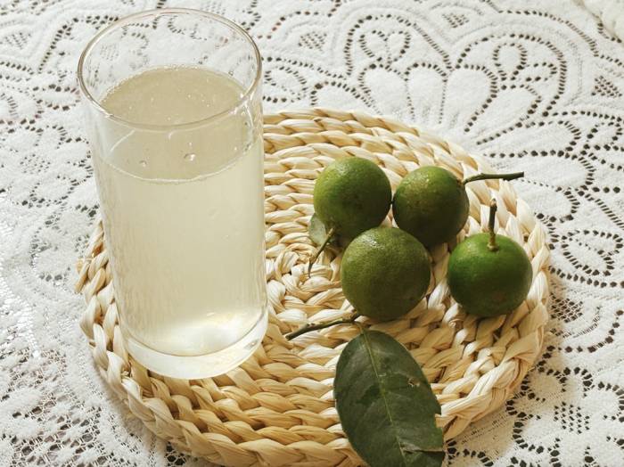Uống nước chanh dễ tăng calo do thêm đường, kích thích tăng tiết acid dạ dày và hàm lượng vitamin C thực tế khá thấp. Ảnh: Bảo Bảo