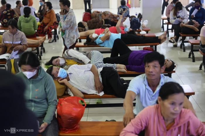 Bệnh nhân, thân nhân chờ khám bệnh tại Bệnh viện Ung Bướu TP HCM cơ sở 2. Ảnh: Quỳnh Trần