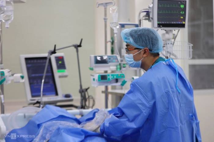 Bác sĩ, nhân viên y tế điều trị cho bệnh nhân tại phòng Hồi sức tích cực, bệnh viện Quân y 175, tháng 11/2025. Ảnh: Quỳnh Trần