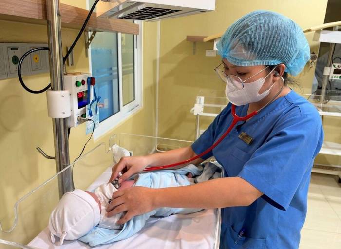 Bác sĩ Yến khám lại cho bé trước khi xuất viện. Ảnh: Bệnh viện Đa khoa Tâm Anh