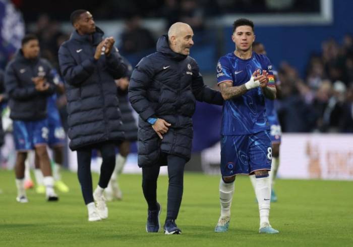Enzo Fernandez trao đổi với HLV Enzo Maresca sau trận Chelsea gặp Aston Villa ở Ngoại hạng Anh trên sân Stamford Bridge, London, Anh ngày 1/12/2024. Ảnh: Reuters