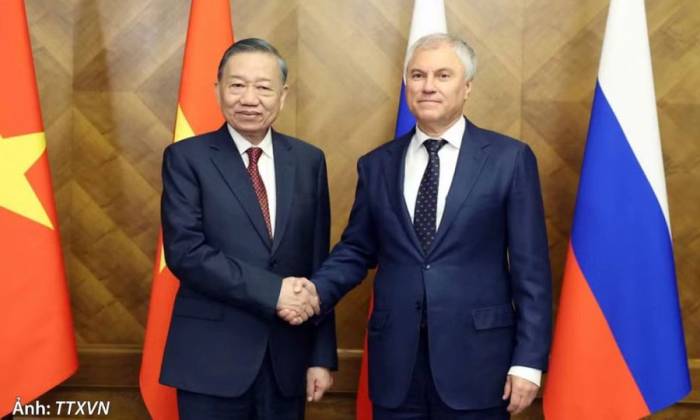 Tổng Bí thư, Chủ tịch nước Tô Lâm bắt tay với Chủ tịch Duma Quốc gia Nga Vyacheslav Volodin hôm 8/9. Ảnh: TTXVN