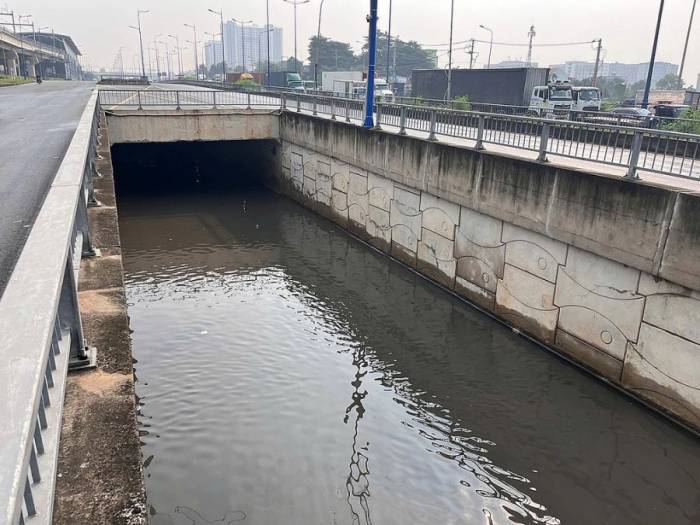 Nước ngập trong hầm chui dài gần 100 m, chiều 15/9. Ảnh: Giang Anh