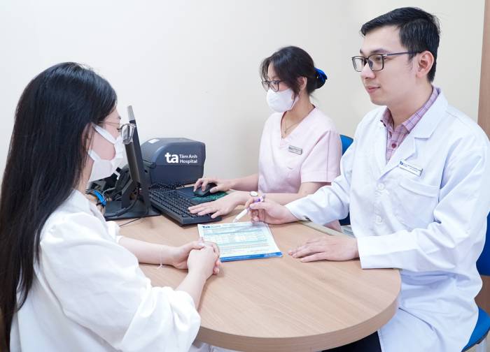 BS.CKI Lê Quang Hưng tư vấn di truyền trước mang thai cho phụ nữ. Ảnh minh họa: Bệnh viện Đa khoa Tâm Anh