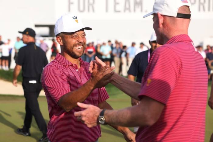 Xander Schauffele (trái) bắt tay ăn mừng cùng đội trưởng Brandt Snedeker. Ảnh: Reuters