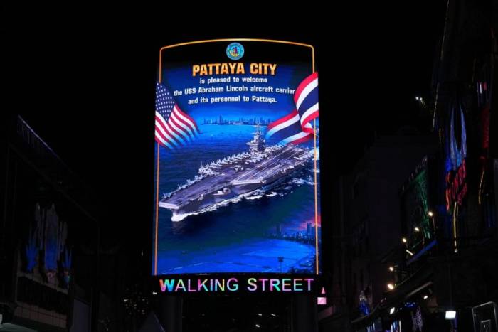 Bảng điện tử chào đón thủy thủ tàu sân bay Mỹ tại phố Walking Street, Pattaya ngày 2/9. Ảnh: AP