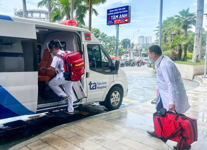 Êkíp cấp cứu lên đường di chuyển đến nhà người bệnh. Ảnh: Phòng khám Đa khoa Tâm Anh Quận 7