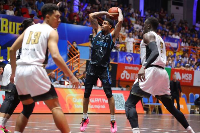 Bramah (áo đen) tìm khoảng trống trước hàng thủ Saigon Heat trong Game 1 chung kết VBA 2026 tại Nhà thi đấu Tây Hồ, Hà Nội tối 19/9. Ảnh: VBA