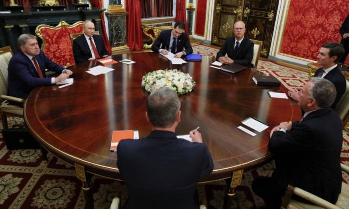Tổng thống Vladimir Putin trong cuộc gặp đặc phái viên Mỹ ở Moskva ngày 5/9. Ảnh: AFP