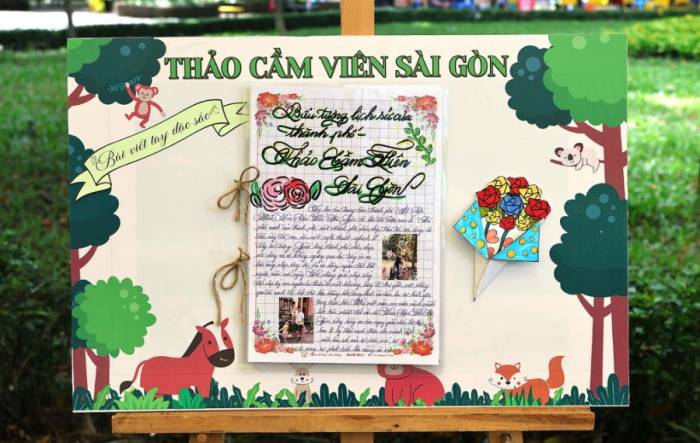 Một bài viết tay được trưng bày ở khuôn viên điểm tham quan. Ảnh: Hà Thanh Vân