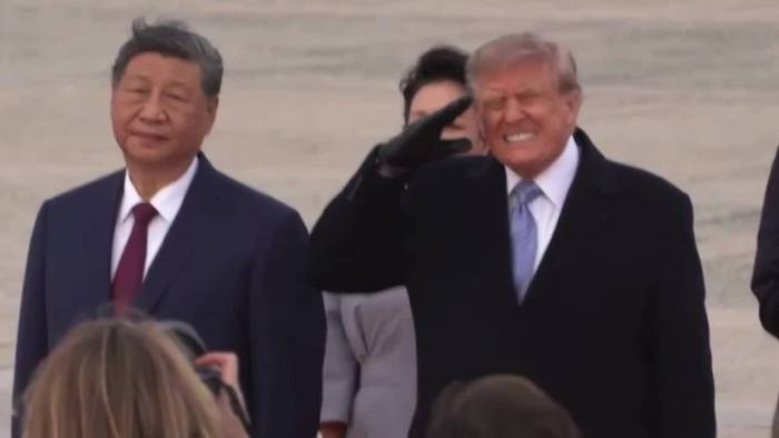 Biểu cảm trái ngược của ông Trump và ông Tập khi B-1 lướt qua