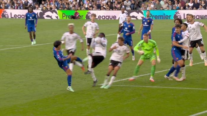 Tình huống Lisandro Martinez chuyền bóng chạm tay Calvin Bassey trong vòng cấm. Ảnh: Sky Sports
