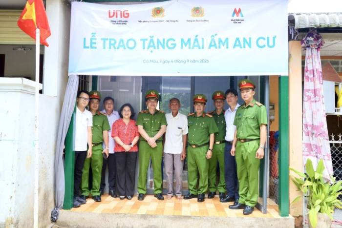 Gia đình ông Trần Công Định nhận nhà mới. Ảnh: Diễm Phạm
