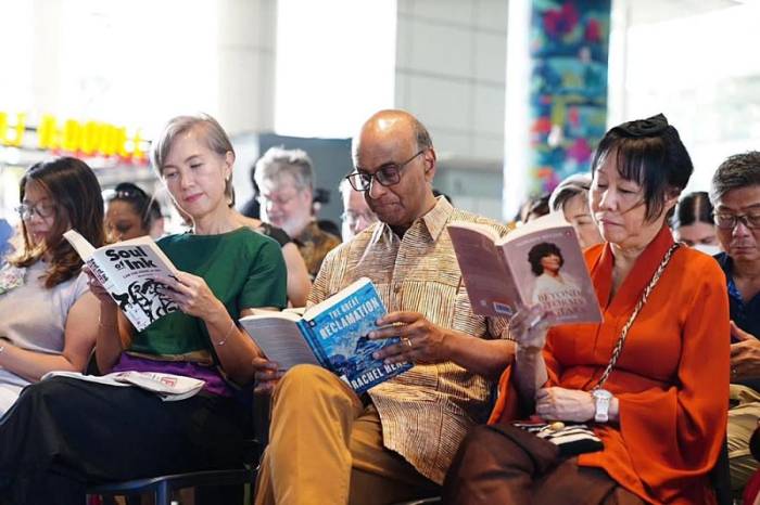 Tổng thống Tharman Shanmugaratnam (giữa) và vợ - phu nhân Jane Ittogi Shanmugaratnam (phải) - tại buổi phát động phong trào đọc sách. Ảnh: Instagram NLB Singapore