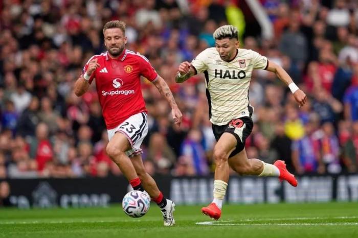 Luke Shaw (trái) tranh bóng với Julio Enciso trong trận Man Utd thắng Ipswich Town 5-2 ở vòng hai Ngoại hạng Anh trên sân Old Trafford, Manchester, Anh ngày 30/8/2026. Ảnh: AP