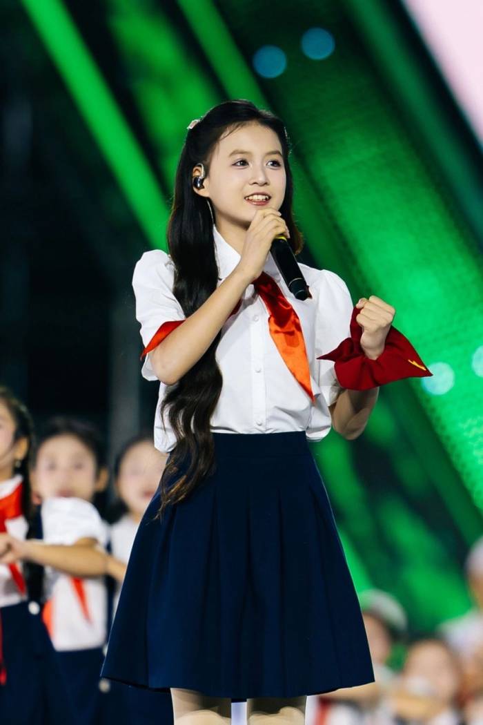 Ali Thục Phương trong tiết mục tại concert Tổ quốc trong tim. Cô bé 13 tuổi, tên đầy đủ là Nguyễn Đỗ Thục Phương, từng tham gia biểu diễn ở nhiều chương trình nghệ thuật, góp mặt trong phim truyền hình Cách em một milimet. Ảnh: Nhân vật cung cấp