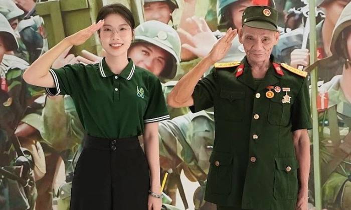 Nguyệt Ánh, 25 tuổi, ở Thanh Hóa đến thăm các bác bệnh binh tại Trung tâm Điều dưỡng thương binh Nghệ An, ngày 30/8. Ảnh: Nhân vật cung cấp