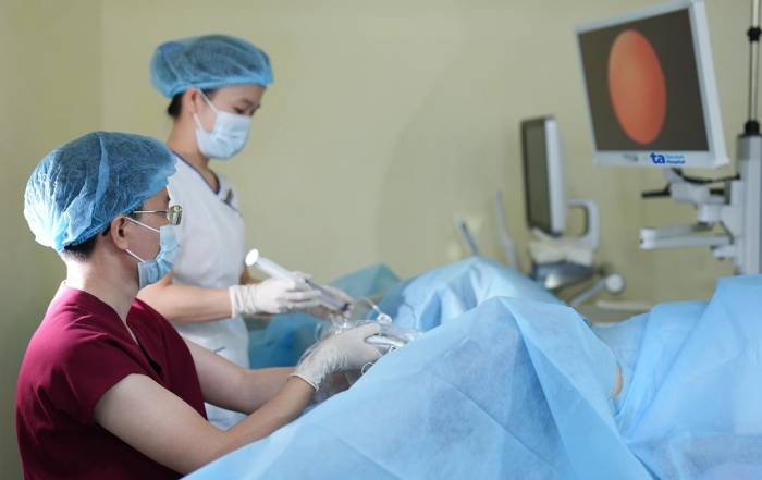 Bác sĩ trung tâm IVF Tâm Anh soi buồng tử cung cho người bệnh. Ảnh minh họa: Vũ Hoàng