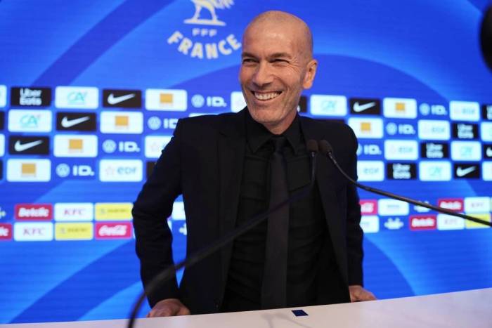 HLV Zidane tươi cười khi công bố danh sách đội tuyển Pháp ngày 18/9, tại Paris, Pháp. Ảnh: AP