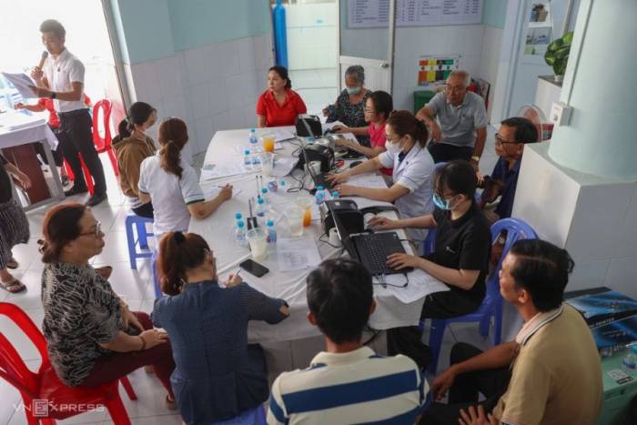 Người dân khám bệnh miễn phí tại trạm y tế ở TP HCM. Ảnh: Quỳnh Trần