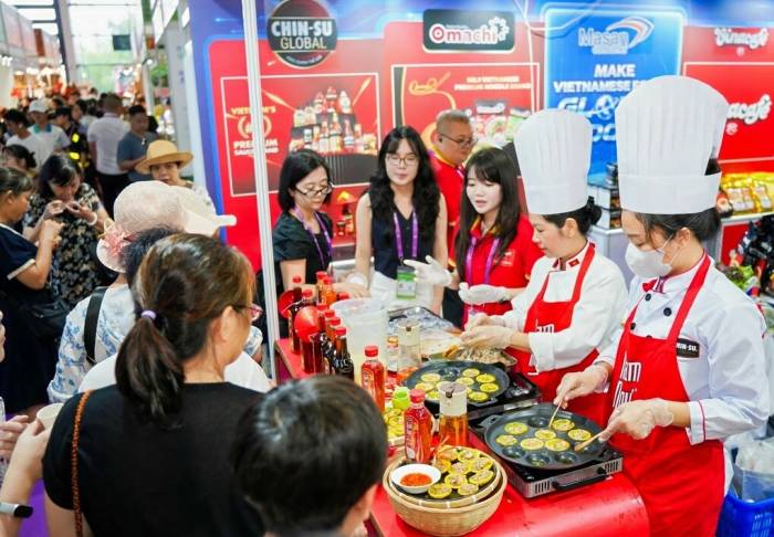 Khách tham quan thử ẩm thực Việt cùng nước mắm Chin-su. Ảnh: Masan