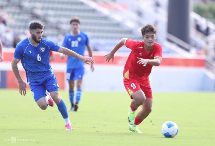 Tiền đạo Nguyễn Quốc Việt (9) của Việt Nam thi đấu trong trận thua Uzbekistan 0-2 ở lượt cuối bảng C bóng đá nam ASIAD 2026, trên sân Paloma Mizuho, Nagoya, Nhật Bản ngày 22/9/2026. Ảnh: Hoàng Hồ