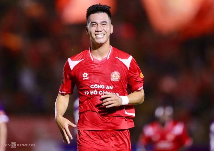 Tiến Linh mừng bàn thắng mở tỷ số cho CA TP HCM trong chiến thắng 3-1 trước Hà Nội ở vòng một V-League 2026-2027, tối 5/9 trên sân Gò Đậu. Ảnh: Đức Đồng