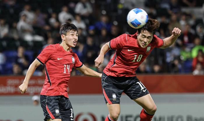 Hậu vệ Hàn Quốc Kim Myung-jun (18) đánh đầu ghi bàn thứ hai trong trận thắng Arab Saudi 2-0 ở lượt cuối bảng D bóng đá nam ASIAD 2026, trên sân Paloma Mizuho, Nagoya, Nhật Bản ngày 22/9/2026. Ảnh: News1
