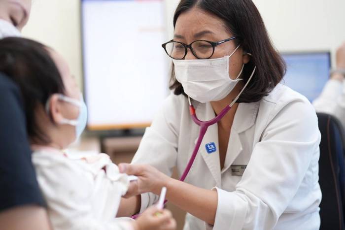 Bác sĩ khám hô hấp cho bệnh nhi. Ảnh: Bệnh viện Đa khoa Tâm Anh