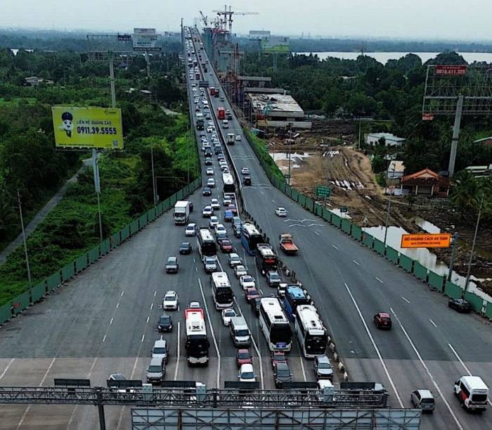 Dòng xe ùn tắc kéo dài hơn 2 km trên cao tốc TP HCM - Long Thành - Dầu Giây, hướng từ Đồng Nai về TP HCM, chiều 1/9. Ảnh: Hồ Đình
