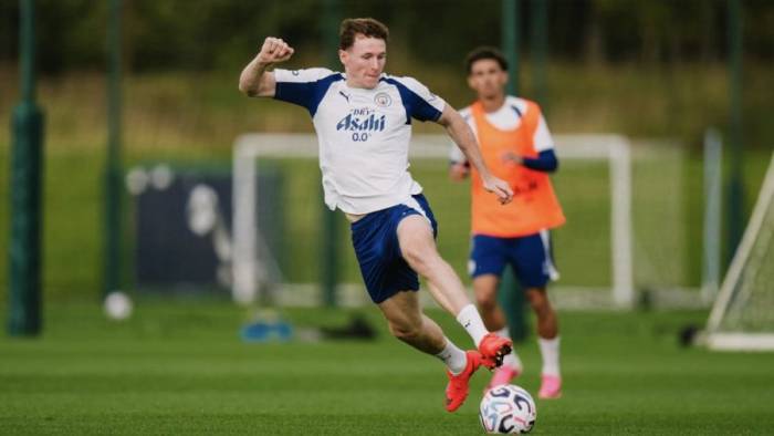 Elliot Anderson trong buổi tập trước trận Man City gặp Man Utd ở vòng bốn Ngoại hạng Anh ngày 12/9. Ảnh: Man City