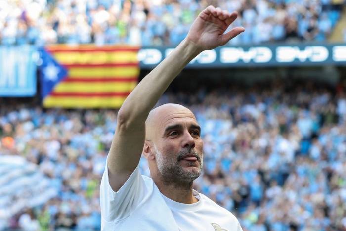 HLV Pep Guardiola vẫy chào khán giả trước trận Man City gặp Aston Villa trên sân Etihad, thành phố Manchester, ở vòng cuối Ngoại hạng Anh, ngày 24/5/2026. Ảnh: AFP