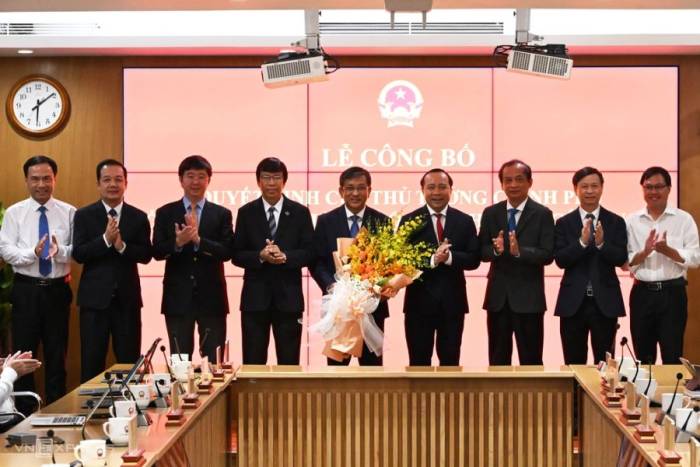 Lãnh đạo Bộ Khoa học và Công nghệ và Đại học Cần Thơ tặng hoa chúc mừng Thứ trưởng Trần Trung Tính. Ảnh: Trọng Đạt