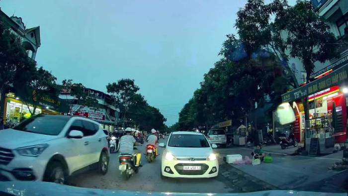 Dừng xe ngược chiều cản trở xe đi đúng chiều